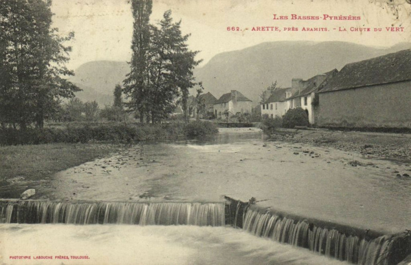 Carte postale ancienne Les Basses-Pyrenées - Arette pres Aramits - La Chute du Vert à Arette