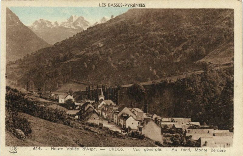Carte postale ancienne Les Basses - Pyrenées Haute Vallée d'Aspe - Urdos - Vue générale... à Urdos