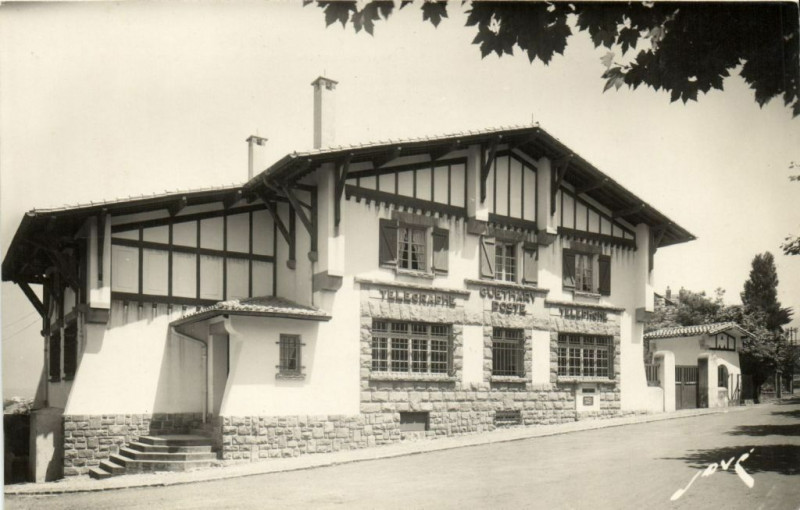 Carte postale ancienne Le Beaux Bureaux de Postes du Pays Basques Guethary à Guéthary