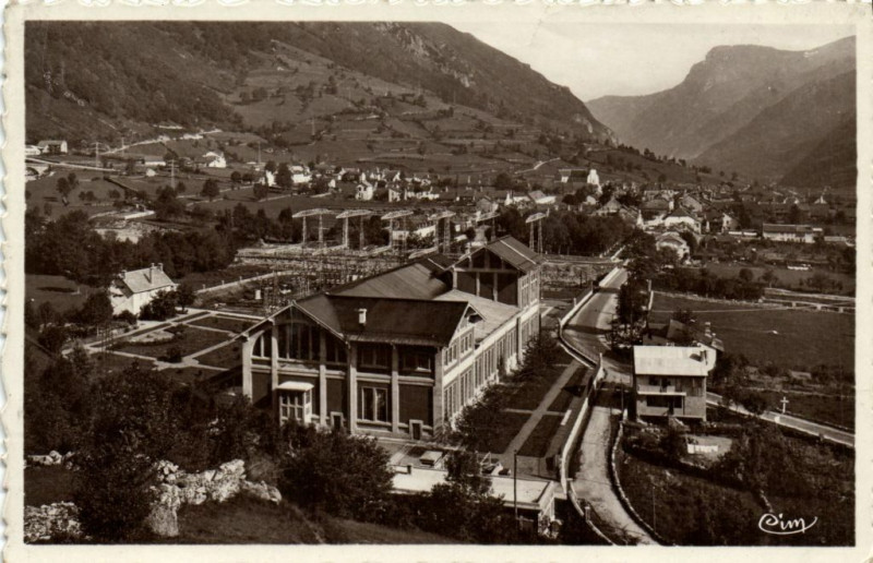Carte postale ancienne Laruns (Basses-Pyr) - Usine Hydro-Electrique du Hourat et Route à Laruns