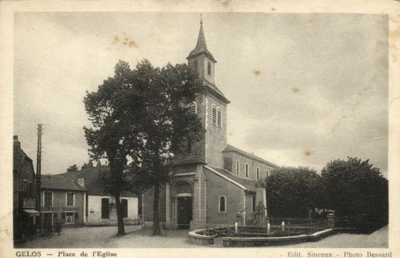 Carte postale ancienne Gelos - Place de l'Eglise à Gelos