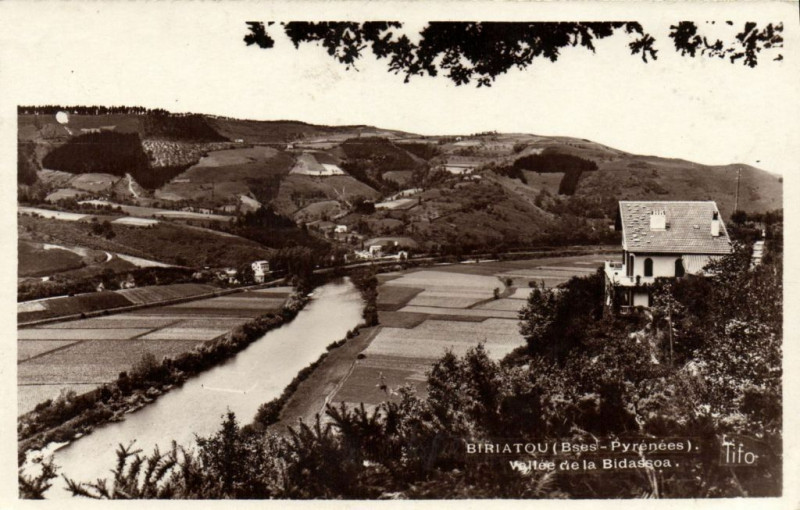 Carte postale ancienne Biriatou (Bses-Pyrenées) Valtée de la Bidssoa à Biriatou