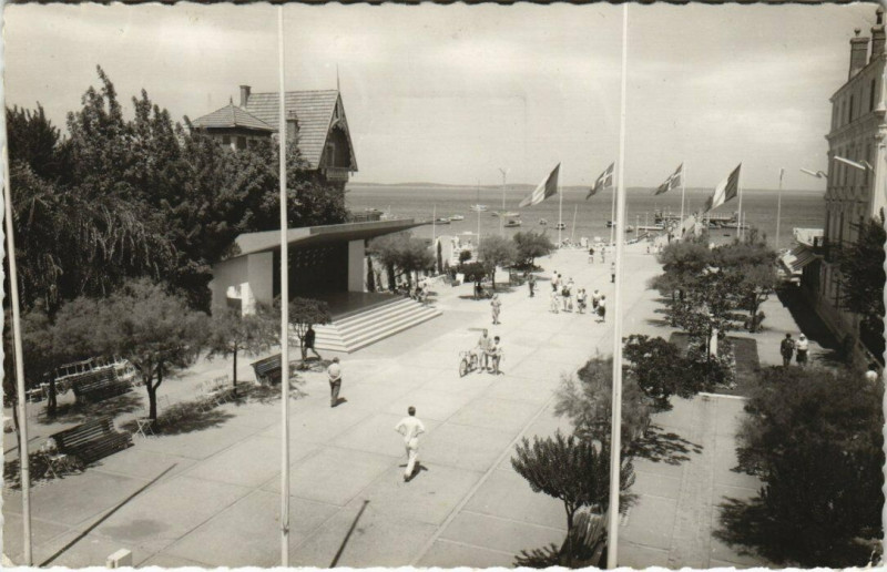 Carte postale ancienne Arcachon - La Place Thiers à Arcachon