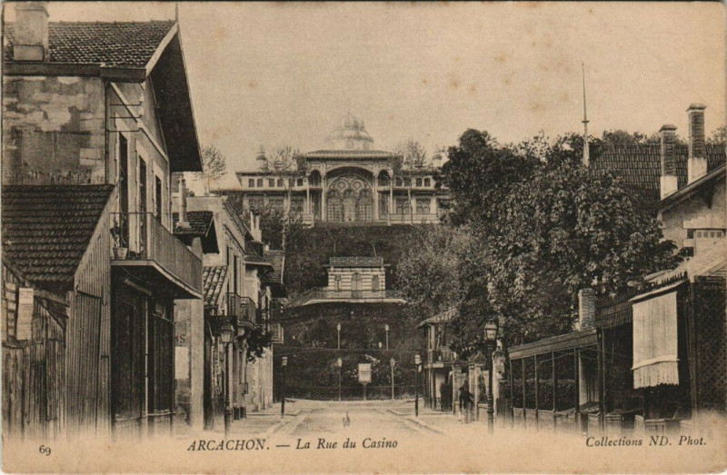 Carte postale ancienne Arcachon - La Rue du Casino à Arcachon
