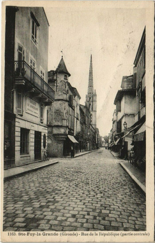 Carte postale ancienne Sainte-Foy-la-Grande - Rue de la République à Sainte-Foy-la-Grande