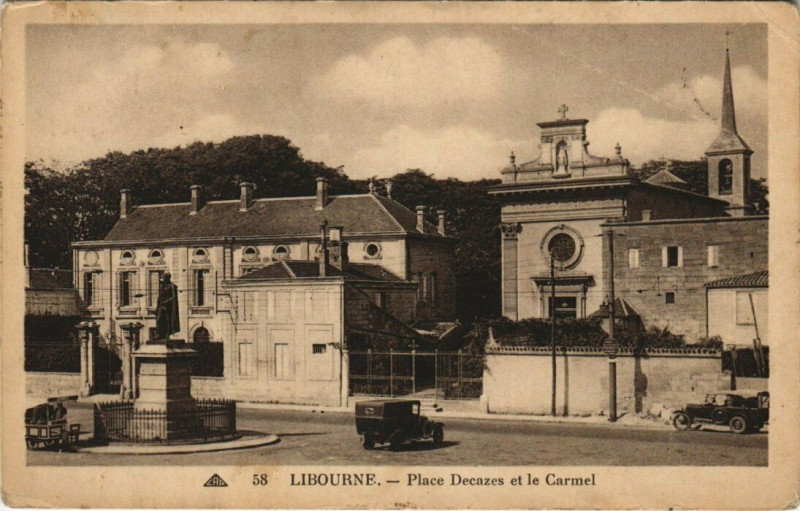 Carte postale ancienne Libourne - Place Decazes et le Carmel à Libourne