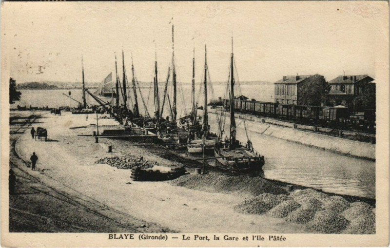 Carte postale ancienne Blaye - Le Port la Gare et l'Ile Patée à Blaye