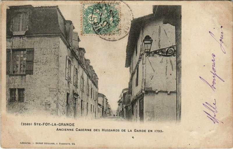 Carte postale ancienne Sainte-Foy-la-Grande - Ancienne Caserne des Hussards à Sainte-Foy-la-Grande