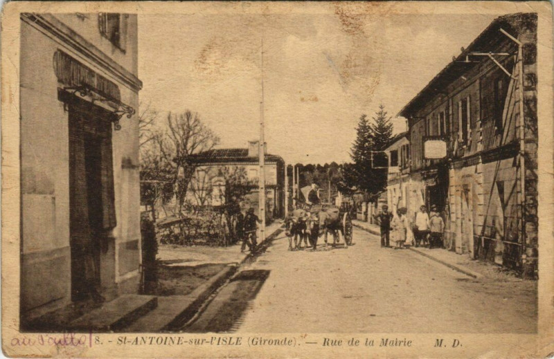 Carte postale ancienne Saint-Antoine-Sur-L'Isle - Rue de la Mairie à Saint-Antoine-sur-l'Isle