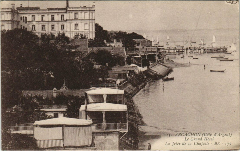 Carte postale ancienne Arcachon - Le Grand Hotel - La Jetée de la Chapelle à Arcachon