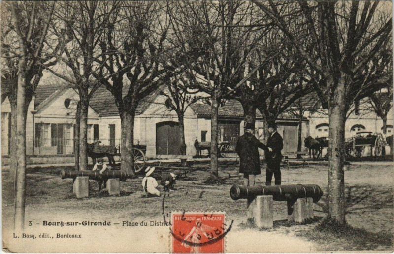 Carte postale ancienne Bourg-sur-Gironde - Place du District à Bourg
