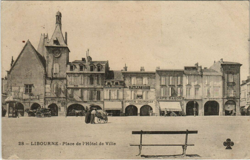 Carte postale ancienne Libourne - Place de l'Hotel de Ville à Libourne
