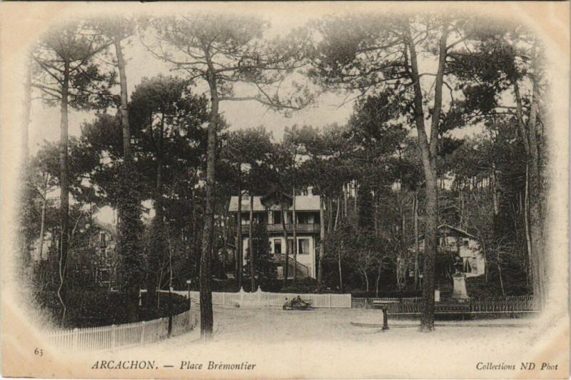 Carte postale ancienne Arcachon - Place Brémontier à Arcachon