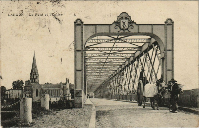 Carte postale ancienne Langon - Le Pont et l'Eglise à Langon