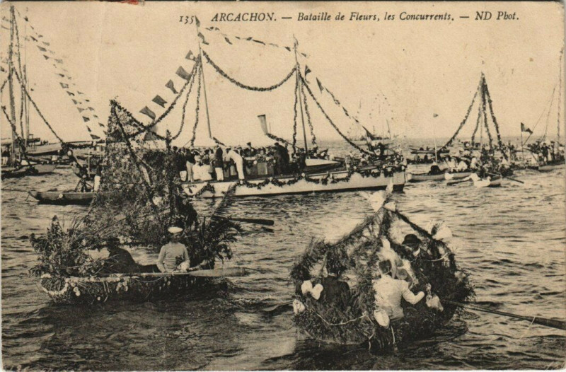 Carte postale ancienne Arcachon - Bataille de Fleurs les Concurrents à Arcachon