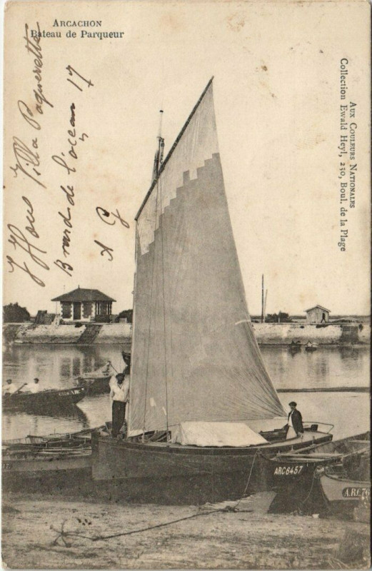 Carte postale ancienne Arcachon - Bateau de Parqueur à Arcachon