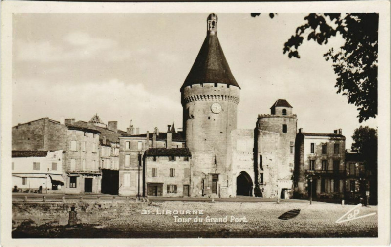 Carte postale ancienne Libourne-Tour du Grand Port à Libourne