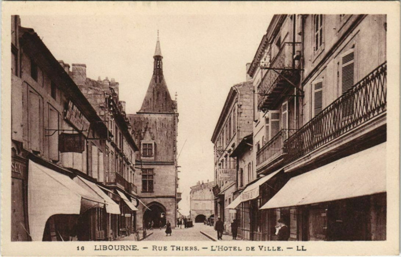 Carte postale ancienne Libourne-Rue Thiers-L'Hotel de Ville à Libourne