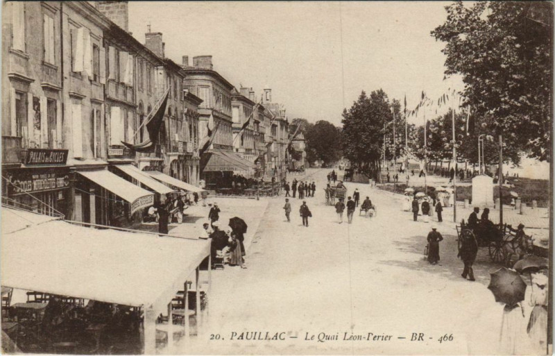 Carte postale ancienne Pauillac-Le Quai Léon Perier à Pauillac