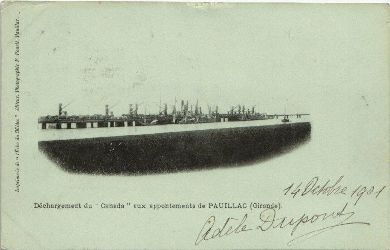Carte postale ancienne Pauillac-Déchargement du 'Canada' aux appontements à Pauillac