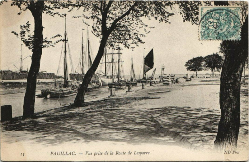 Carte postale ancienne Pauillac-Vue prise de la Route de Lesparre à Pauillac