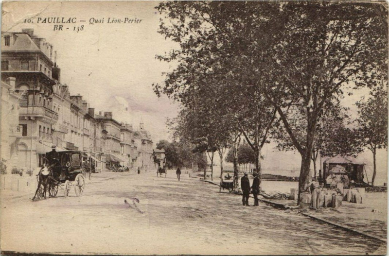 Carte postale ancienne Pauillac-Quai Léon Perier à Pauillac