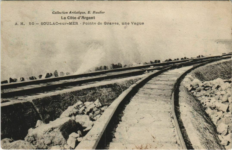 Carte postale ancienne Soulac-sur-Mer-Pointe de Graves une Vague à Soulac-sur-Mer
