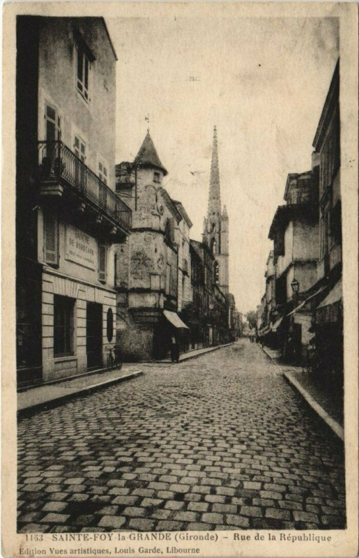 Carte postale ancienne Sainte-Foy-la-Grande-Rue de la République à Sainte-Foy-la-Grande