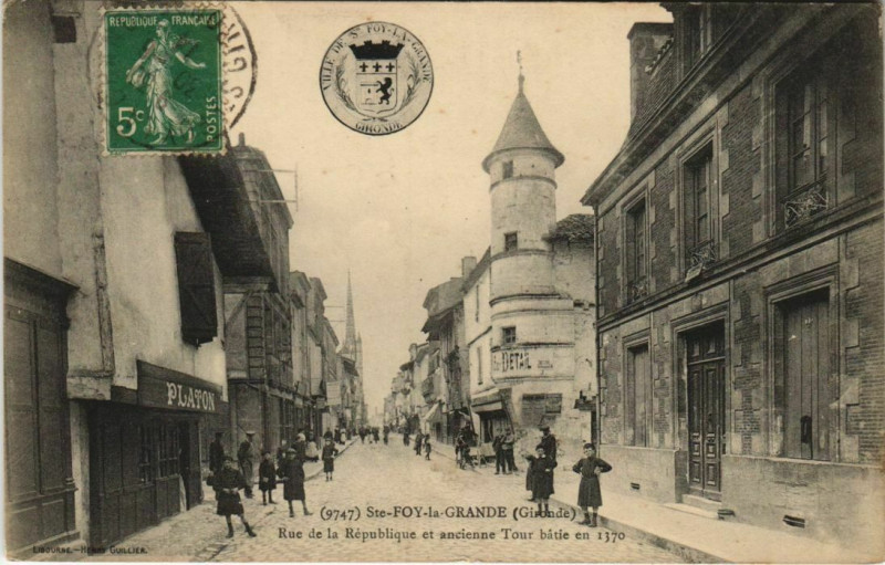 Carte postale ancienne Sainte-Foy-la-Grande-Rue de la République et ancienne Tour batie à Sainte-Foy-la-Grande