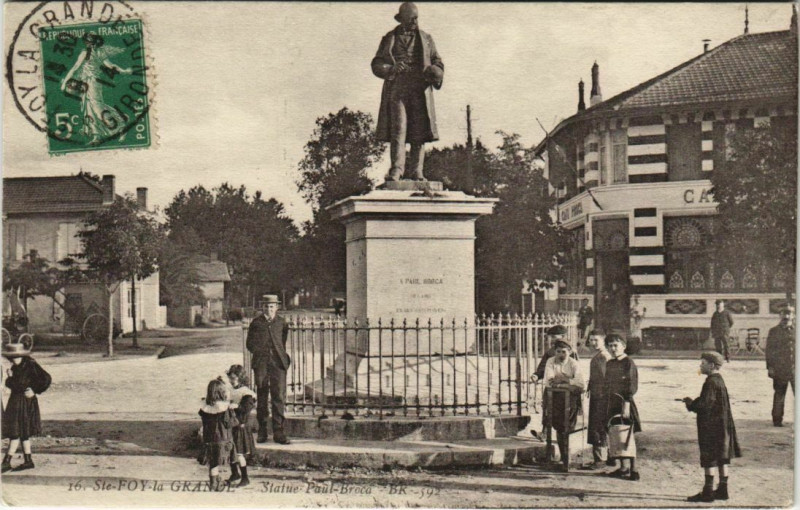 Carte postale ancienne Sainte-Foy-la-Grande-Statue Paul Broca à Sainte-Foy-la-Grande
