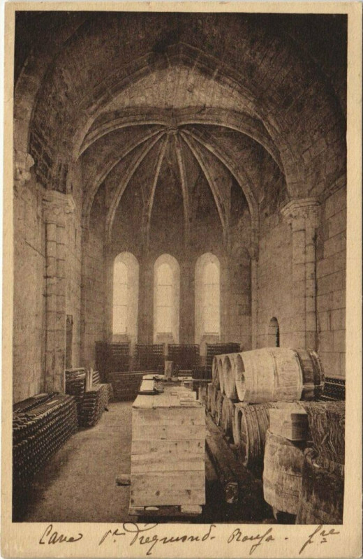 Carte postale ancienne Saint-Emilion-Intérieur de la Chapelle de la Trinité