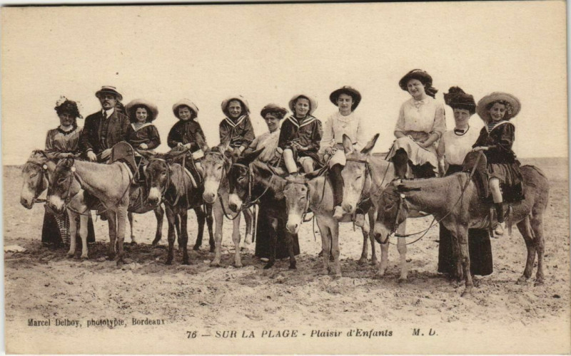 Carte postale ancienne Sur la Plage-Plaisir d'Enfants