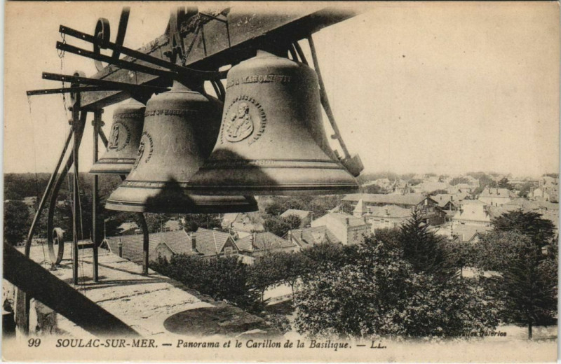 Carte postale ancienne Soulac-sur-Mer-Panorama et le Carillon de la Basilique à Soulac-sur-Mer