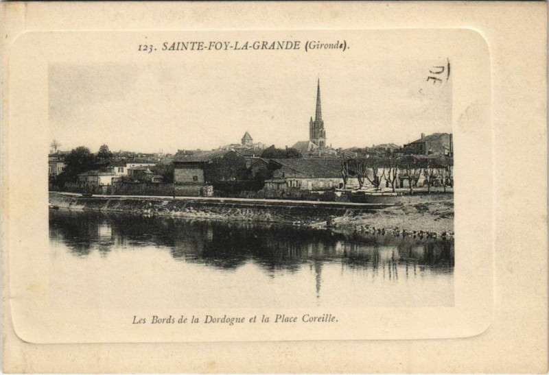 Carte postale ancienne Sainte-Foy-la-Grande-Les Bords de la Dordogne et la Place Coreille à Sainte-Foy-la-Grande