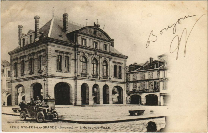 Carte postale ancienne Sainte-Foy-la-Grande-L'Hotel de Ville à Sainte-Foy-la-Grande