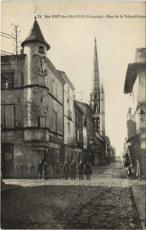 Carte postale ancienne Sainte-Foy-la-Grande-Rue de la République à Sainte-Foy-la-Grande