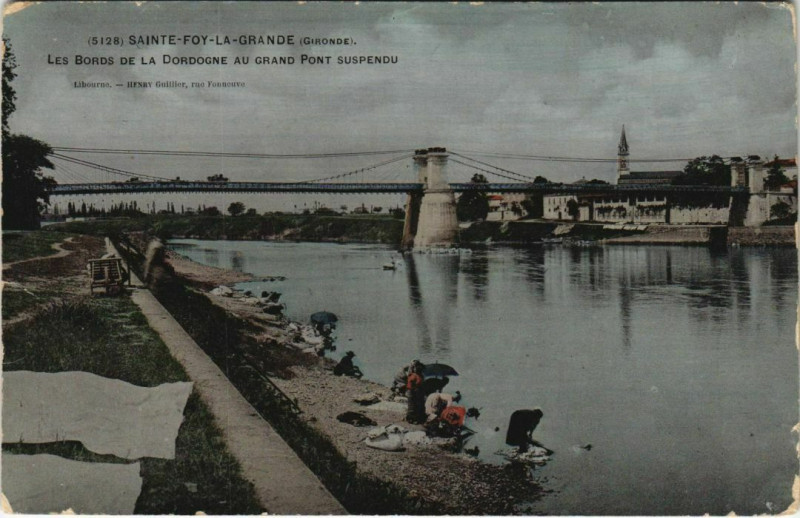 Carte postale ancienne Sainte-Foy-la-Grande-Les Bords de la Dordogne au Grand suspendu à Sainte-Foy-la-Grande