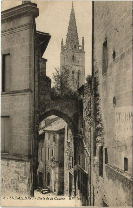 Carte postale ancienne Saint-Emilion-Porte de la Cadéne
