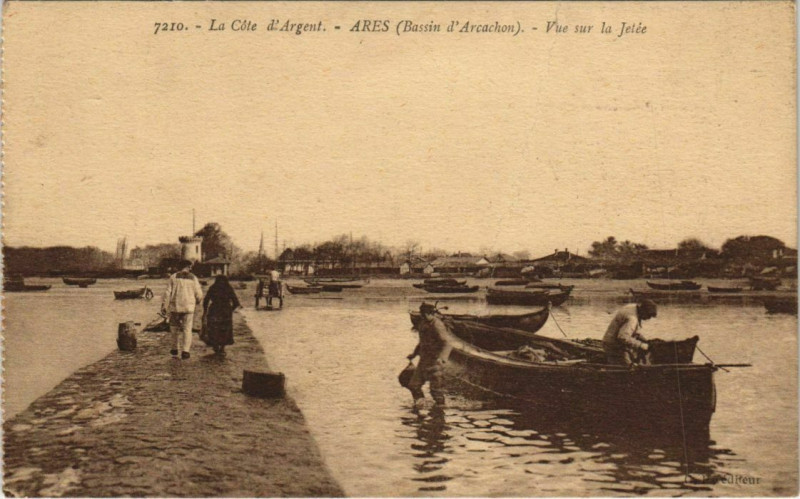 Carte postale ancienne Ares - Vue sur la Jetée à Arès