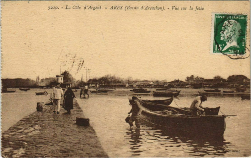 Carte postale ancienne Ares - Vue sur la Jetée à Arès