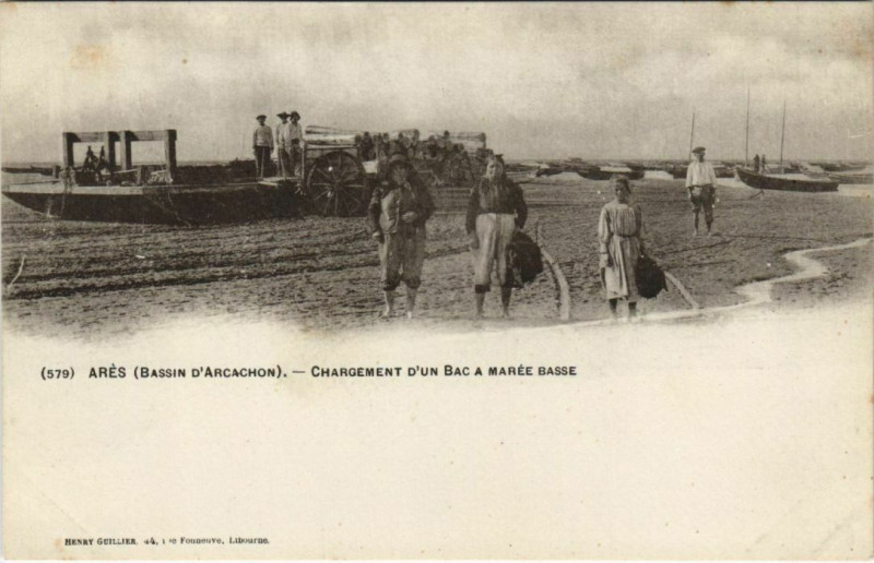 Carte postale ancienne Ares - Chargement d'un bac a marée basse à Arès