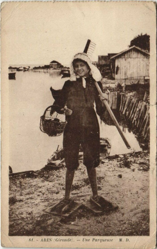 Carte postale ancienne Ares - une Parqueuse à Arès