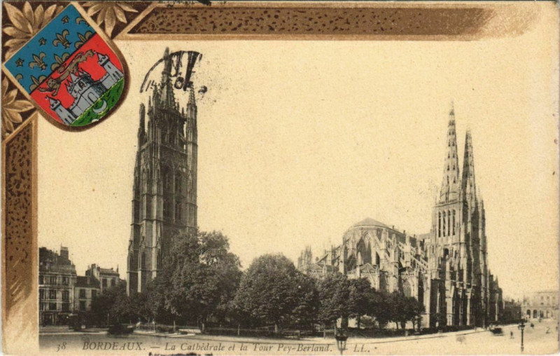 Carte postale ancienne Bordeaux-La Cathédrale et la Tour Pey Berland à Bordeaux
