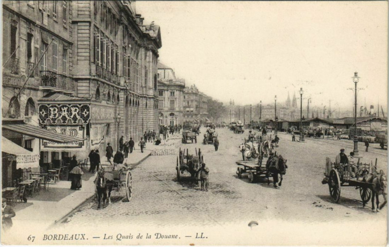 Carte postale ancienne Bordeaux-Les Quais de la Douane à Bordeaux