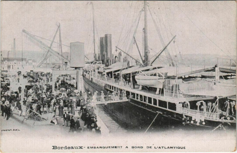 Carte postale ancienne Bordeaux-Embarquement a Bord de l'Atlantique à Bordeaux