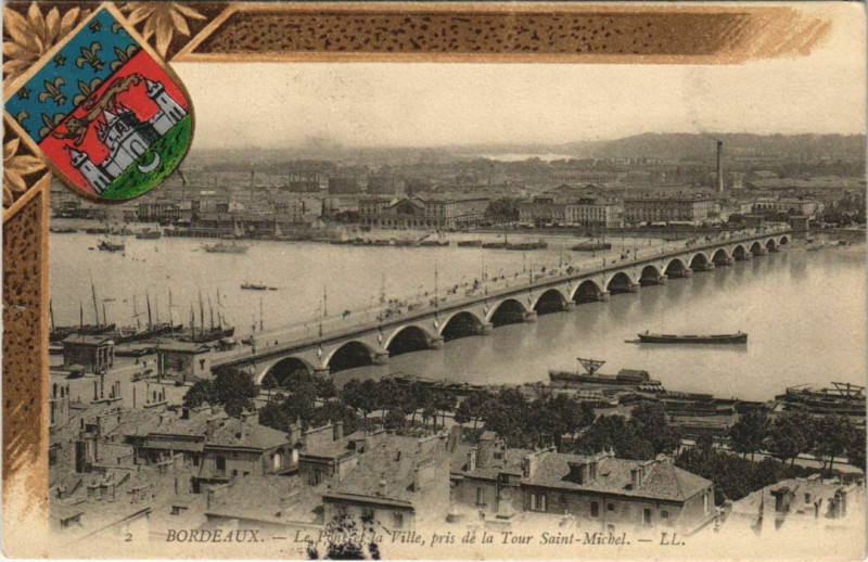 Carte postale ancienne Bordeaux-Le Pont et la Ville pris de la Tour Saint-Michel à Bordeaux