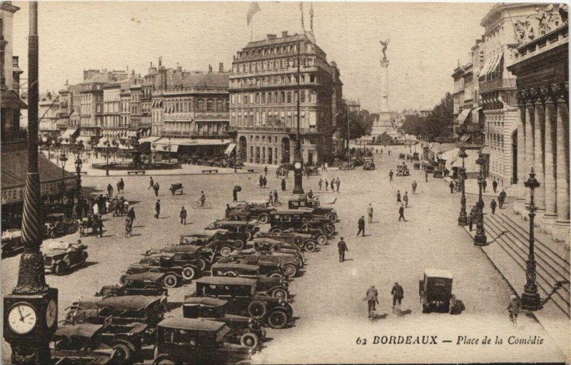 Carte postale ancienne Bordeaux-Place de la Comédie à Bordeaux