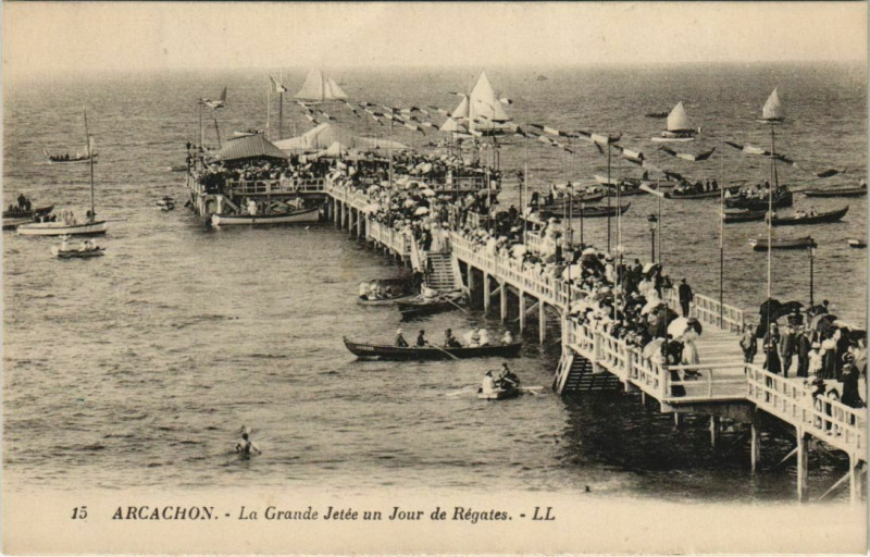 Carte postale ancienne Arcachon-La Grande Jetée un Jour de Régates à Arcachon