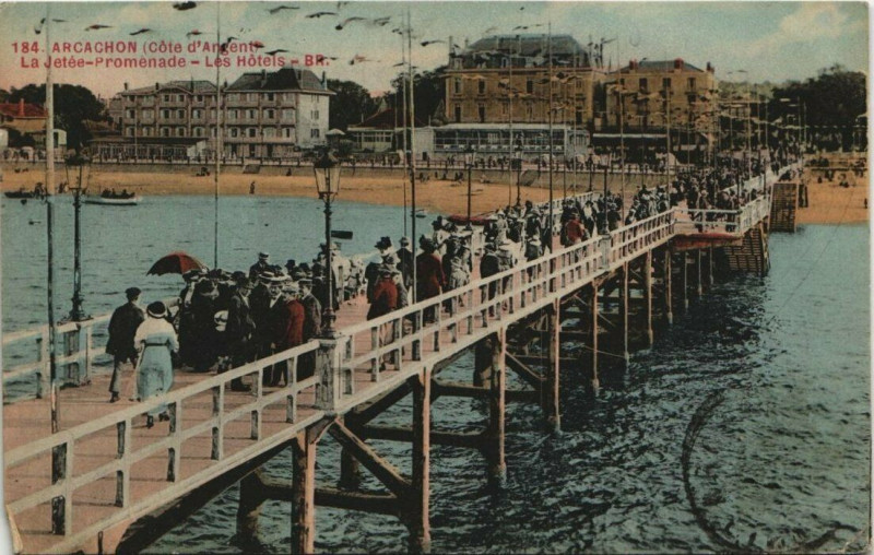Carte postale ancienne La Jetée Promenade - Les Hôtels à Arcachon