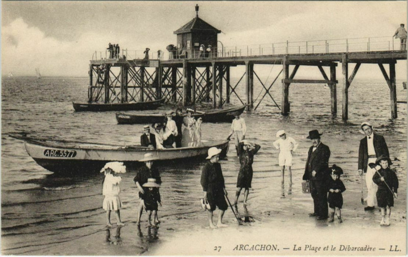 Carte postale ancienne Arcachon-La Plage et le Débarcadere à Arcachon